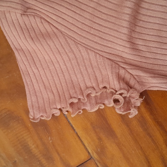 🎉Pink Rose Size small Ribbed Crop top w/ adjustable length, lettuce hem sleeve - Picture 2 of 4